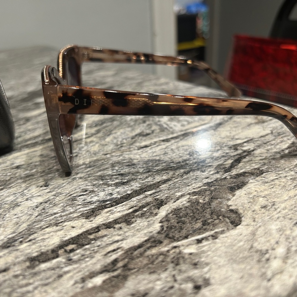 Diff Eyewear Brown and Black Sunglasses with Tortoiseshell Design - Picture 6 of 15